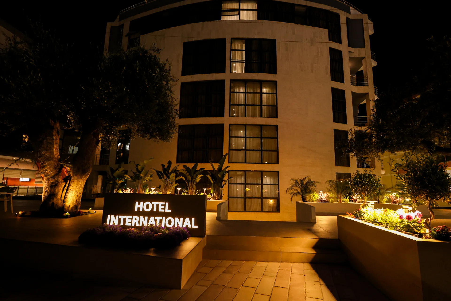 Hotel Saranda International — night entrance